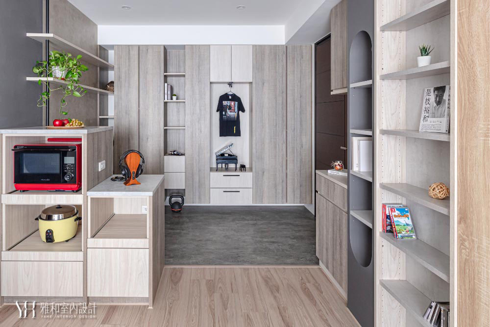 雅和室內設計完成的住宅收納櫃體,淺木紋櫃體搭配開放層架與展示格,呈現櫃體尺寸與材質的規劃成果